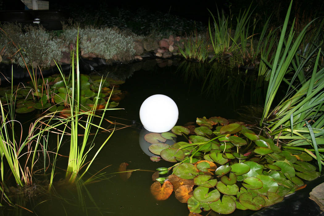 Nächtliche Licht-Gestaltung mit Solar-Leuchtkugeln im Gartenbeet und Teich, Solarlichtladen.de Solarlichtladen.de 모던스타일 정원 합성 갈색 조명