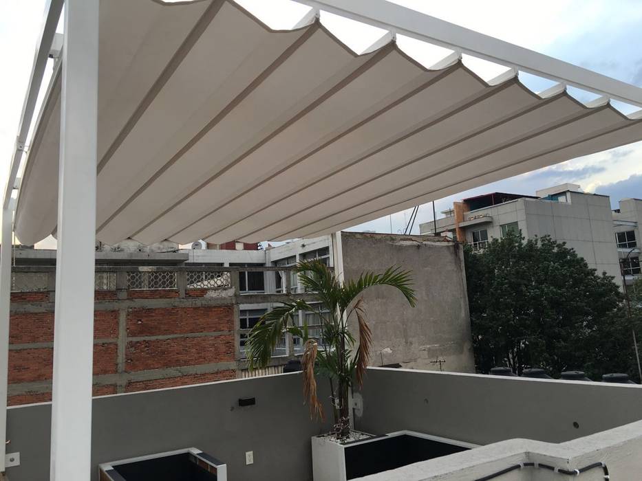 Toldo plegable para pérgola. Colónia Roma., Materia Viva S.A. de C.V. Materia Viva S.A. de C.V. Balcones y terrazas de estilo moderno