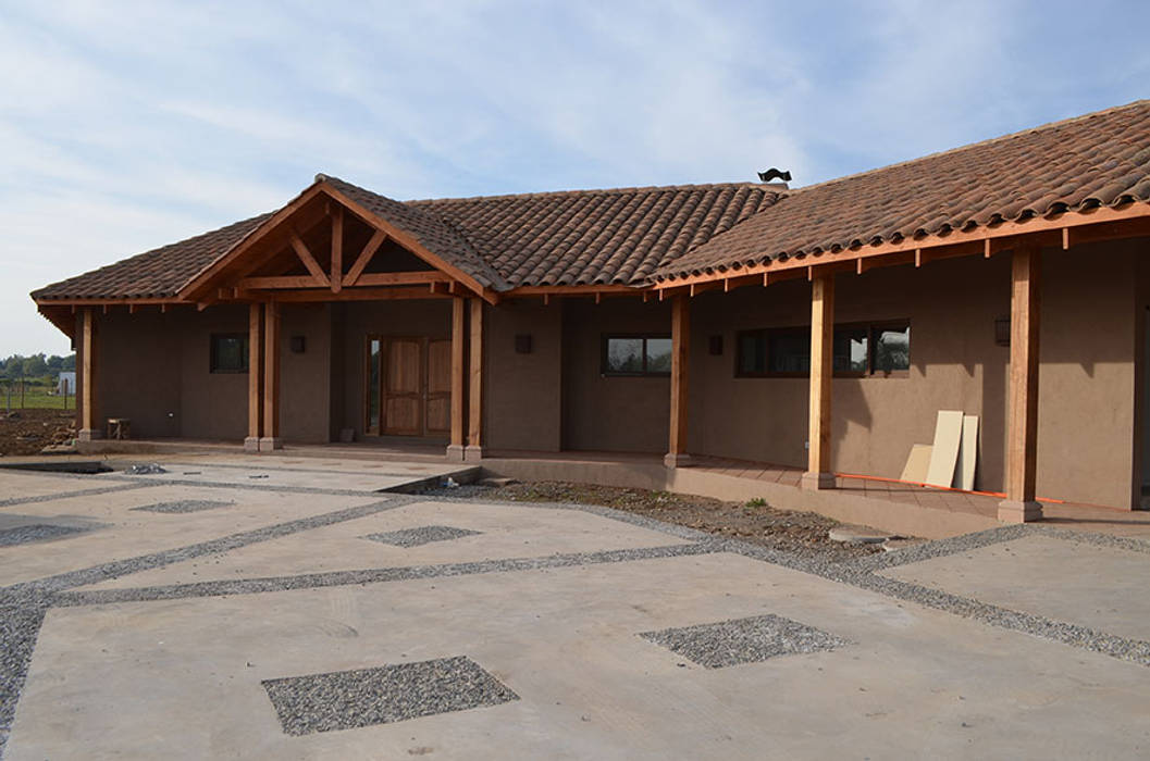 CASA LUCERO CURICÓ, HERNÁN MARTÍNEZ ARQUITECTOS HERNÁN MARTÍNEZ ARQUITECTOS Casas de estilo colonial Madera Acabado en madera