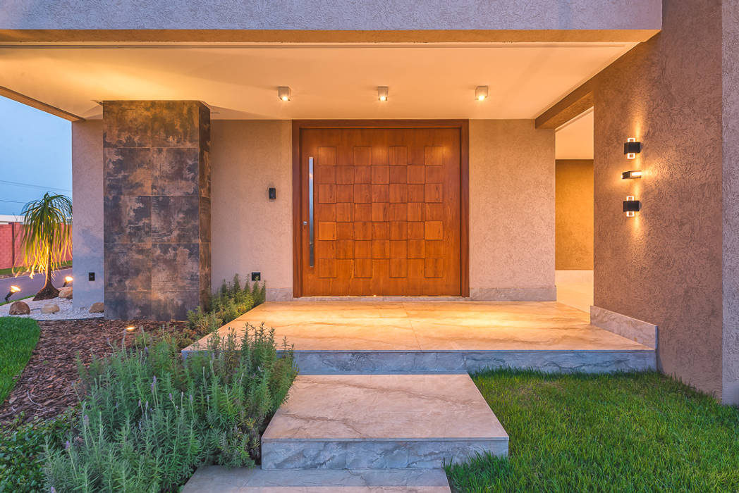 Projeto residencial em condomínio fechado, 360+ arquitetura e interiores 360+ arquitetura e interiores Casas modernas Plantar,Construção,Porta,Superfície da estrada,Madeira,lar,Sombra,Área residencial,Grama,Tijolo