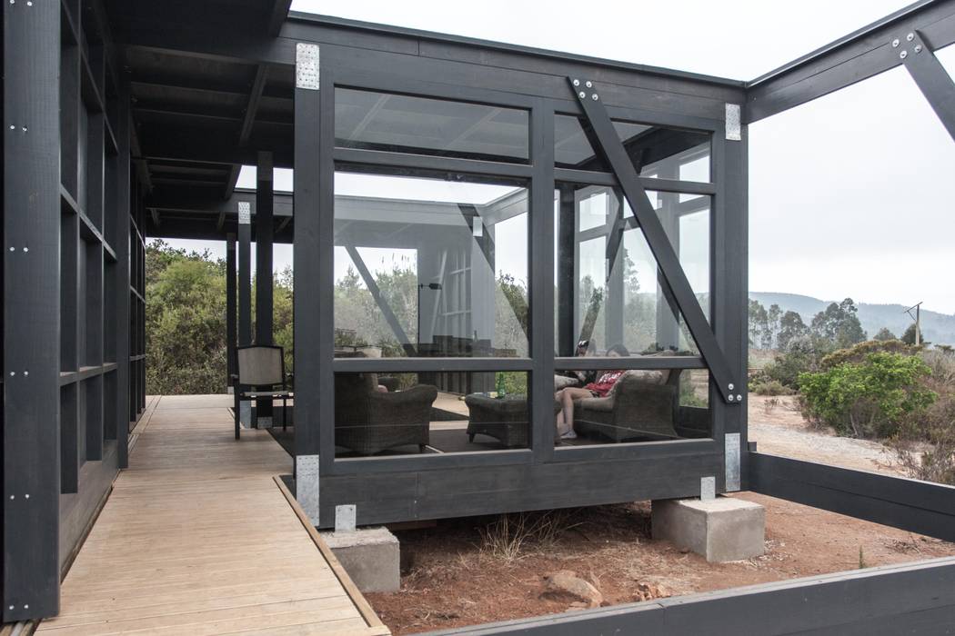 Zona Protegida del Viento MACIZO, ARQUITECTURA EN MADERA Balcones y terrazas modernos Madera Acabado en madera deck,casas,quincho,refugio