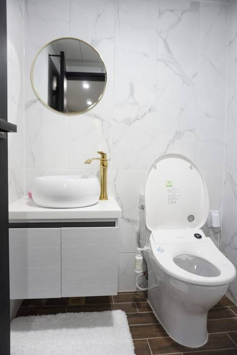 황금색 수전의 고급스런 욕실 (32평 아파트 인테리어) , 유쾌한녀석들 유쾌한녀석들 Modern Bathroom