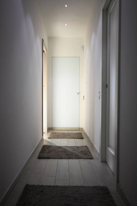 Porta rasomuro: finestre & porte in stile in stile moderno di am ... Porte in stile