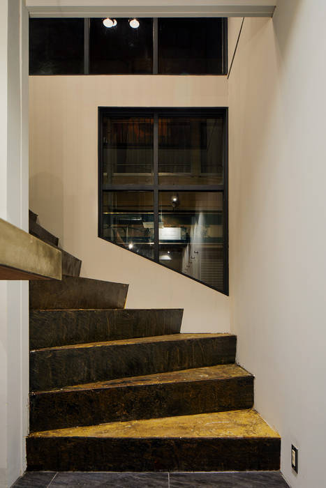 ​ 料理とお酒 晴ル, 一級建築士事務所 こより 一級建築士事務所 こより Minimalist corridor, hallway & stairs