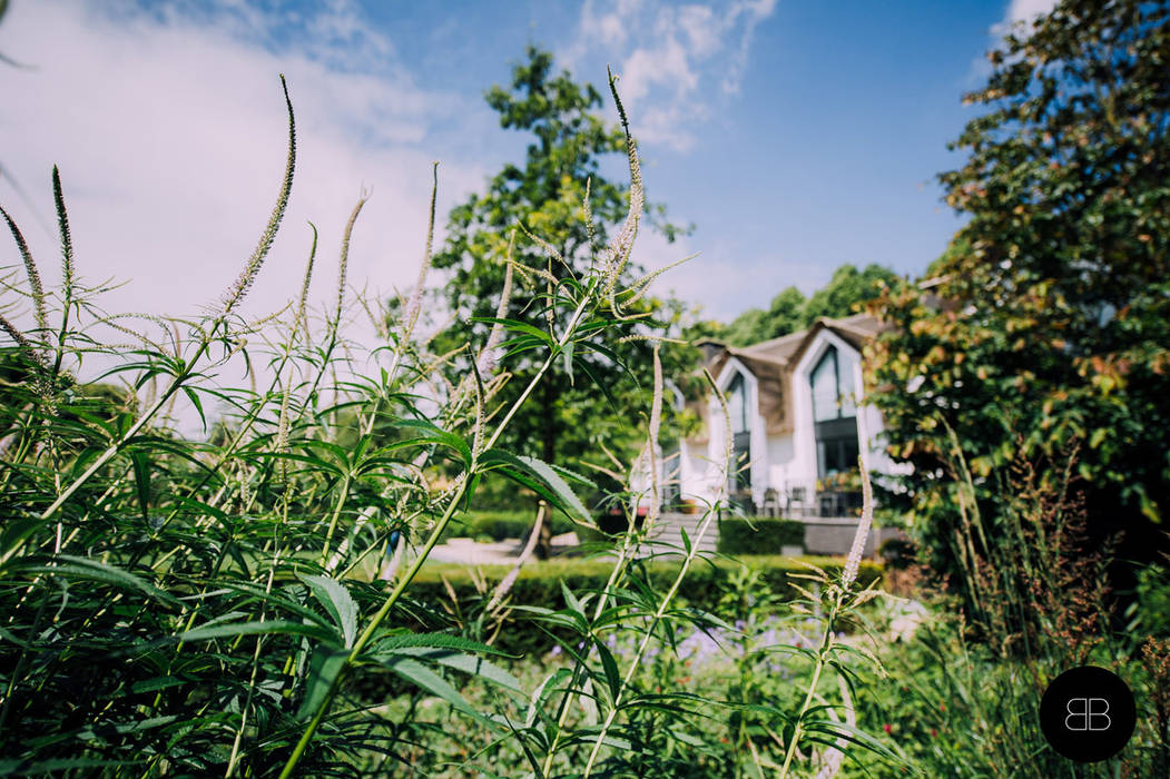 Landelijke villatuin met natuurlijke vijver Buro Buitenom exterieurontwerpers Landelijke tuinen tuinontwerp,villa