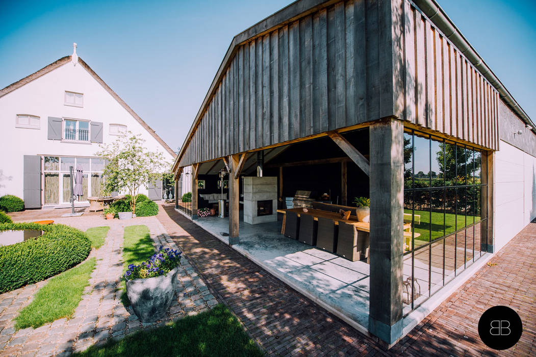 Landelijke tuin bij gerenoveerde boerderij, Buro Buitenom exterieurontwerpers Buro Buitenom exterieurontwerpers 庭院