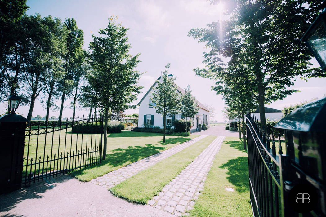 Landelijke tuin bij gerenoveerde boerderij, Buro Buitenom exterieurontwerpers Buro Buitenom exterieurontwerpers 컨트리스타일 정원