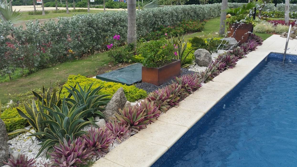 homify Tropical style garden