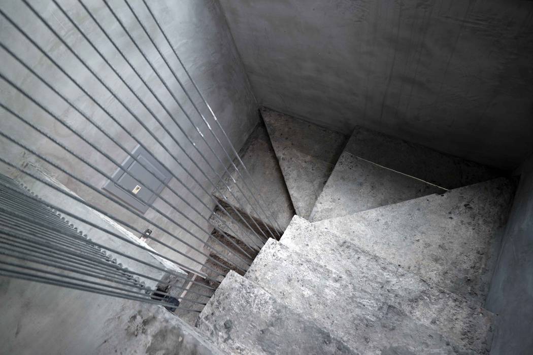 鋼線拉束樓梯扶手 本晴設計 走廊 & 玄關 水泥