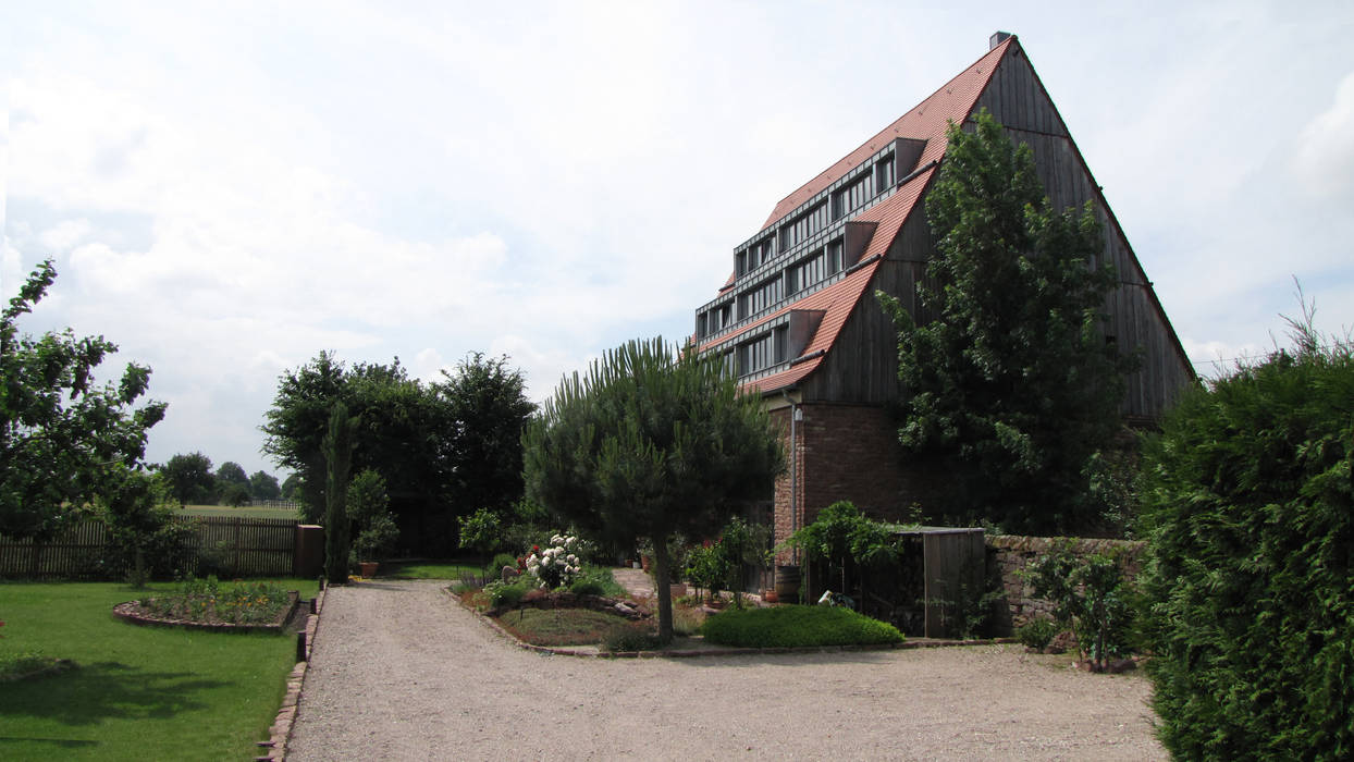 Umbau einer denkmalgeschützten Tabakscheune zum Zweifamilienhaus, Peter Stasek Architects - Corporate Architecture Peter Stasek Architects - Corporate Architecture Multi-Family house ٹھوس لکڑی Multicolored