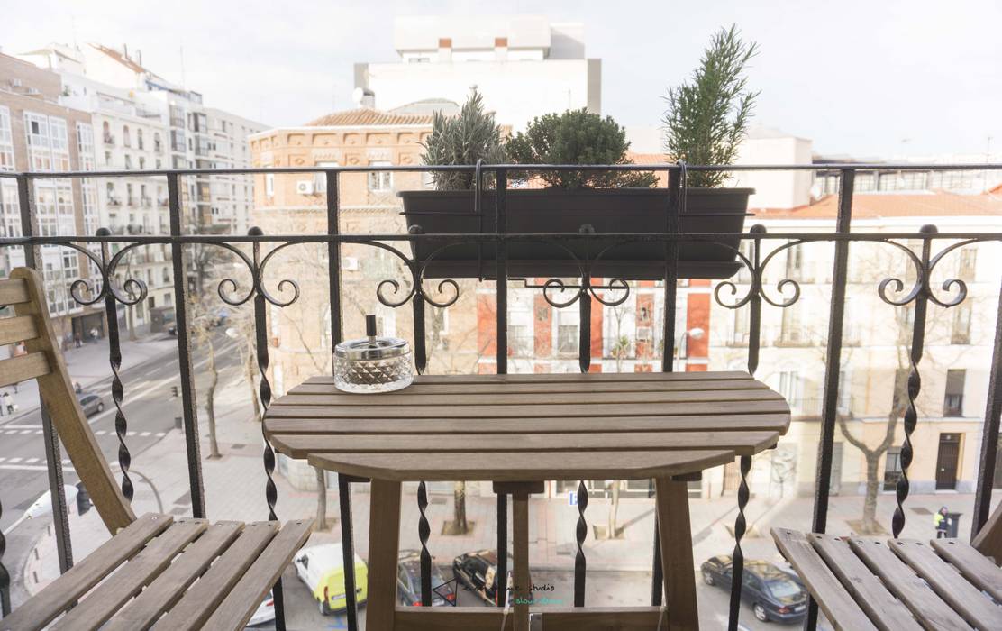 El balcón Emmme Studio Interiorismo Balcones y terrazas de estilo escandinavo Madera Acabado en madera terraza,balcón,mesa de madera,plantas en maceta