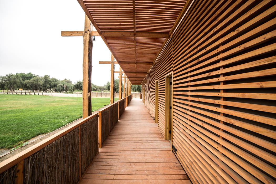 Centro de Eventos Parque Chamonate, Atacama, Chile , SINTESIS arquitecto & asociados SINTESIS arquitecto & asociados Espacios comerciales Madera maciza Multicolor Salones de eventos