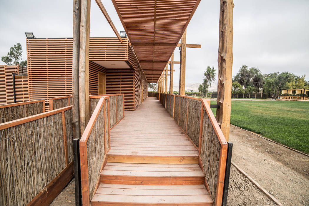 Centro de Eventos Parque Chamonate, Atacama, Chile , SINTESIS arquitecto & asociados SINTESIS arquitecto & asociados Commercial spaces Solid Wood Multicolored Event venues