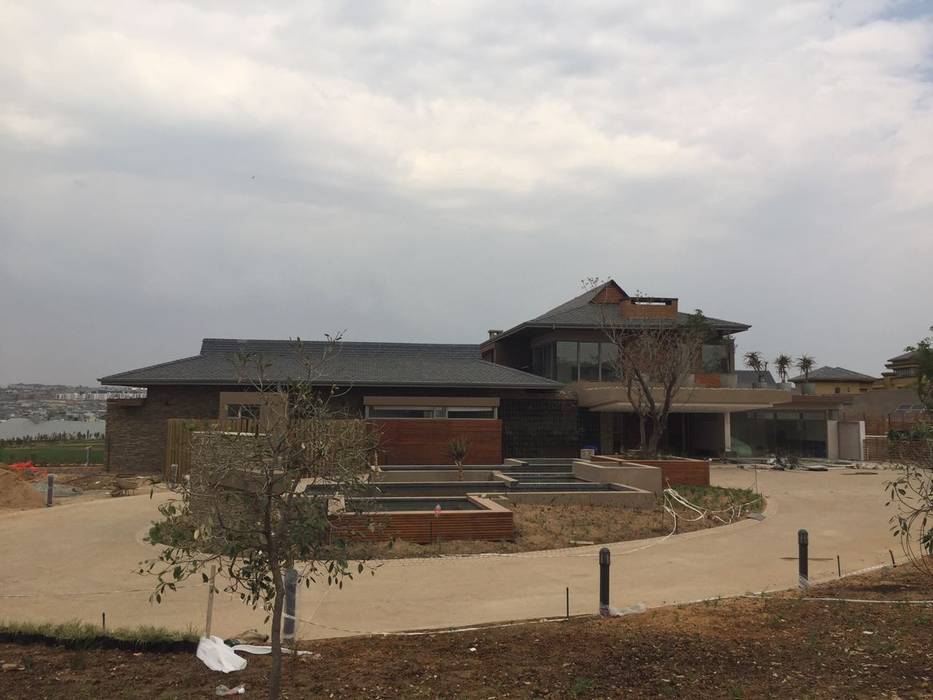 Private residence Midrand, Gelding Construction Company (PTY) Ltd Gelding Construction Company (PTY) Ltd Modern houses Reinforced concrete Waterfall Equestrian