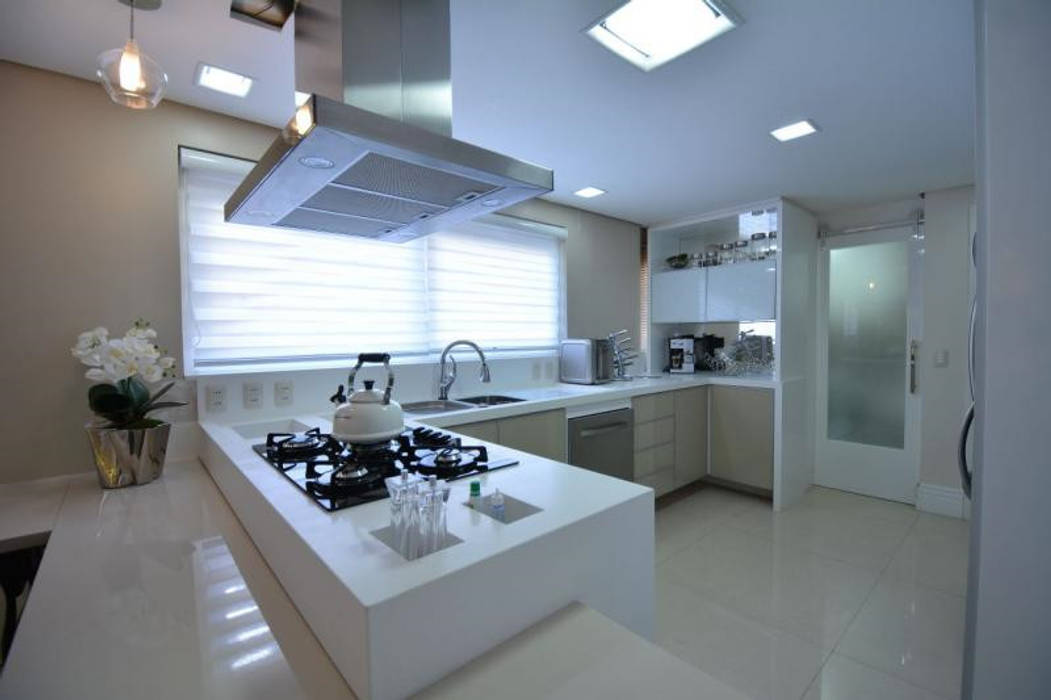 Cozinha em Quartzo Branco, móveis camurça e nichos de espelho Tiede Arquitetos Cozinhas modernas MDF cozinha