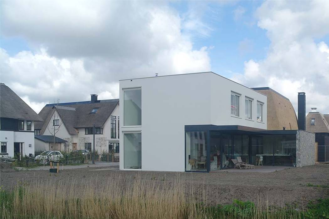 zuidwest gevel Studio Blanca Moderne huizen Wolk,Lucht,Het opbouwen van,Plant,Raam,Huis,Facade,opruimen,Huisje,Gras