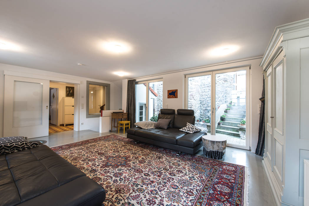 Neues Wohnzimmer Mit Zugang Zum Ruhigen Innenhof Und Uber Die Treppe Durch Die Stadtmauer In Den Grosszugigen Garten Moderne Wohnzimmer Von Architekturburo Brandt Modern Homify