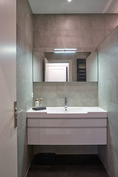 Duplex Neuilly, Anne Lapointe Chila Anne Lapointe Chila 現代浴室設計點子、靈感&圖片
