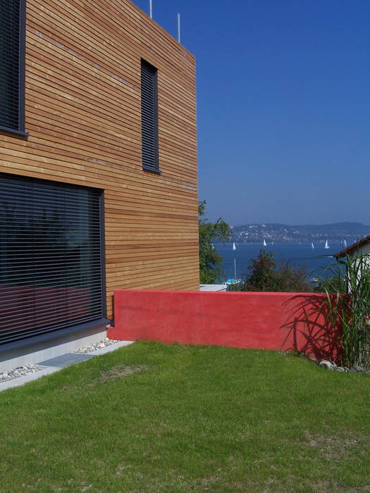 RASENPLATZ MIT SEESICHT ARCHITEKTEN GECKELER Moderne Häuser Holz Rot