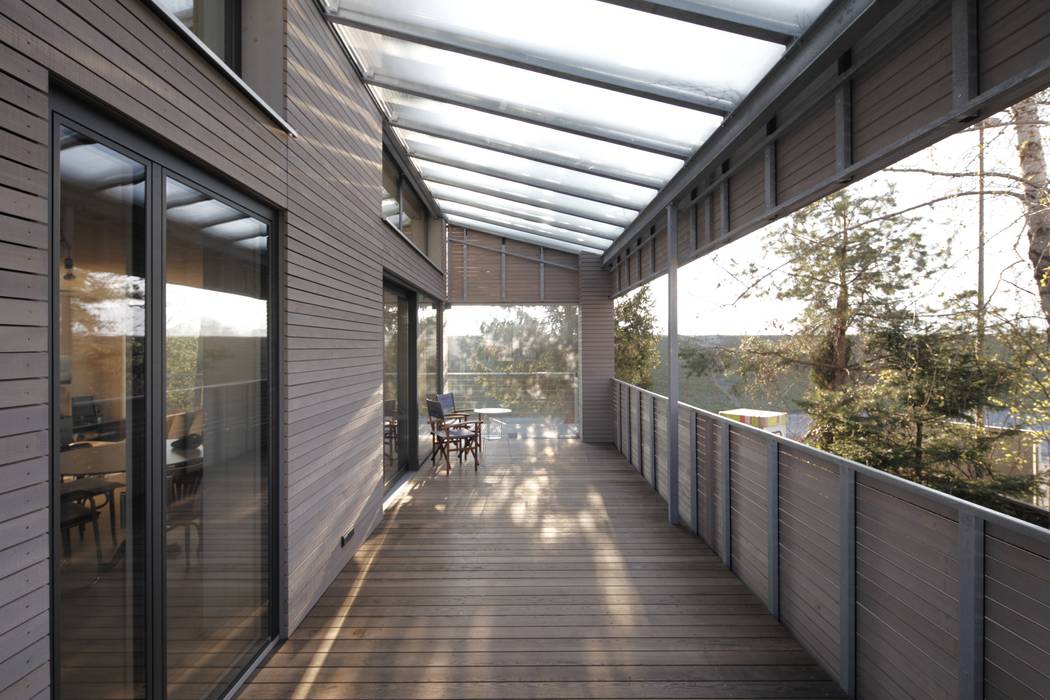 SÜDTERRASSE ARCHITEKTEN GECKELER Moderner Balkon, Veranda & Terrasse Holz Holznachbildung