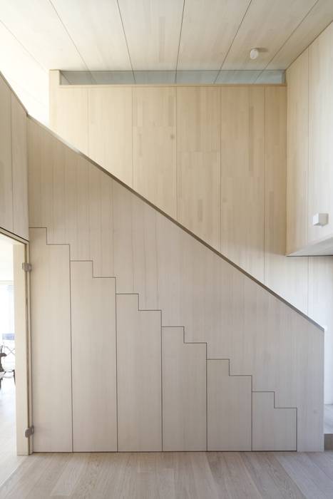 Ein Ferienhaus am Bodensee konzipiert von den Architeckten Geckeler, ARCHITEKTEN GECKELER ARCHITEKTEN GECKELER Modern Corridor, Hallway and Staircase Wood Wood effect
