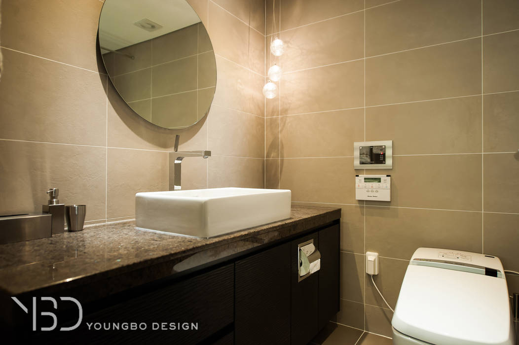 원형거울의 마스터 욕실 영보디자인 YOUNGBO DESIGN 모던스타일 욕실 마스터욕실,원형거울,욕실포인트조명