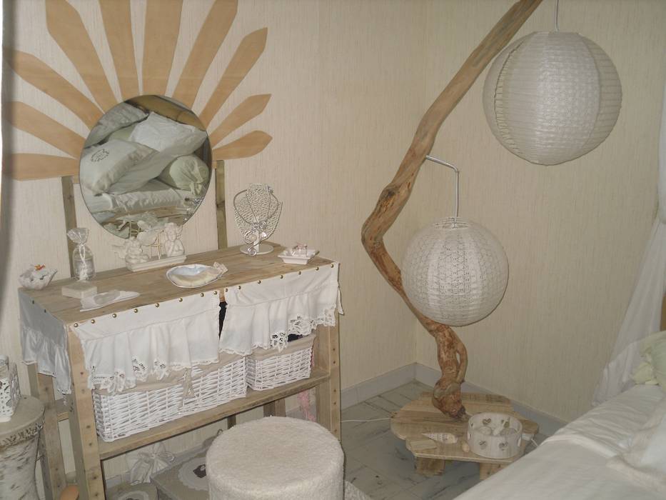 Lampe en bois flotté , console de chambre et miroir soleil réalisé avec du plaquage, amour de palette création amour de palette création Tropical style bedroom Wood Wood effect Accessories & decoration