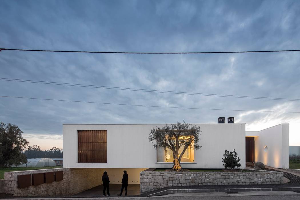 Contaminar Casal Claros Casas modernas por CONTAMINAR Moderno