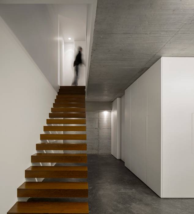 Contaminar Casal Claros Corredores, halls e escadas minimalistas por CONTAMINAR Minimalista