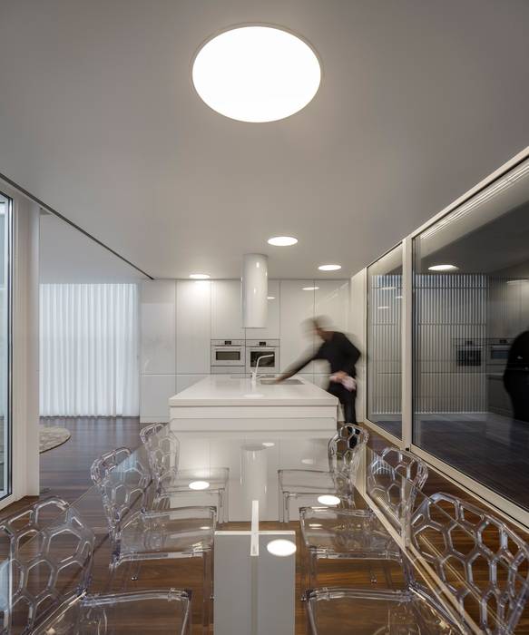 Contaminar Casal Claros Cozinhas modernas por CONTAMINAR Moderno