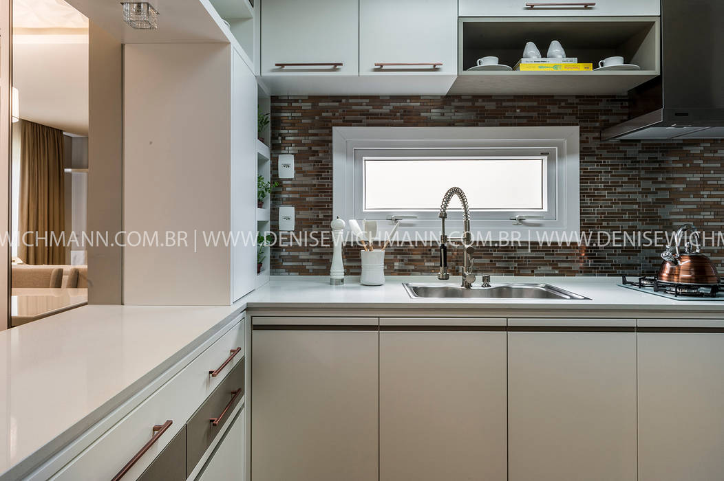 Modern kitchen by Treez Arquitetura+Engenharia Modern Quartz