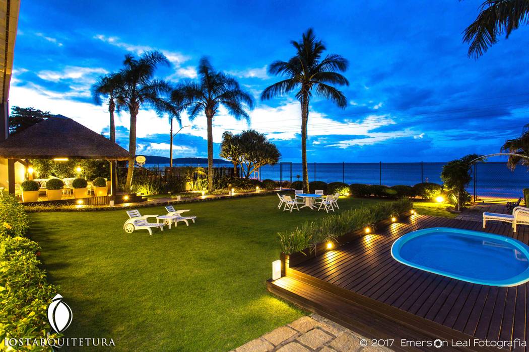 Projeto de Paisagismo e Iluminação - Área de Lazer Casa Alto Padrão em Bombinhas, Santa Catarina., iost Arquitetura e Interiores iost Arquitetura e Interiores Будинки Дерево Дерев'яні