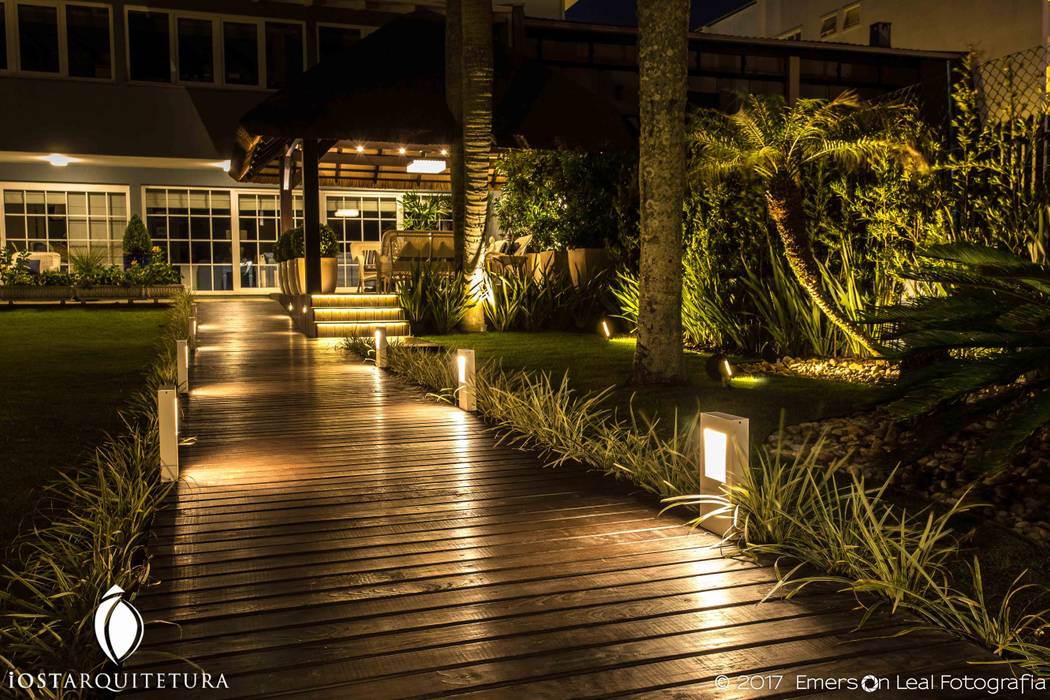 Projeto de Paisagismo e Iluminação - Área de Lazer Casa Alto Padrão em Bombinhas, Santa Catarina., iost Arquitetura e Interiores iost Arquitetura e Interiores トロピカルスタイルの 玄関&廊下&階段 木 木目調