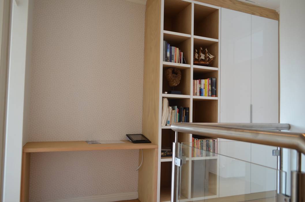veneer wood with acrylic high gloss study unit Première Interior Designs Modern study/office Engineered Wood Transparent