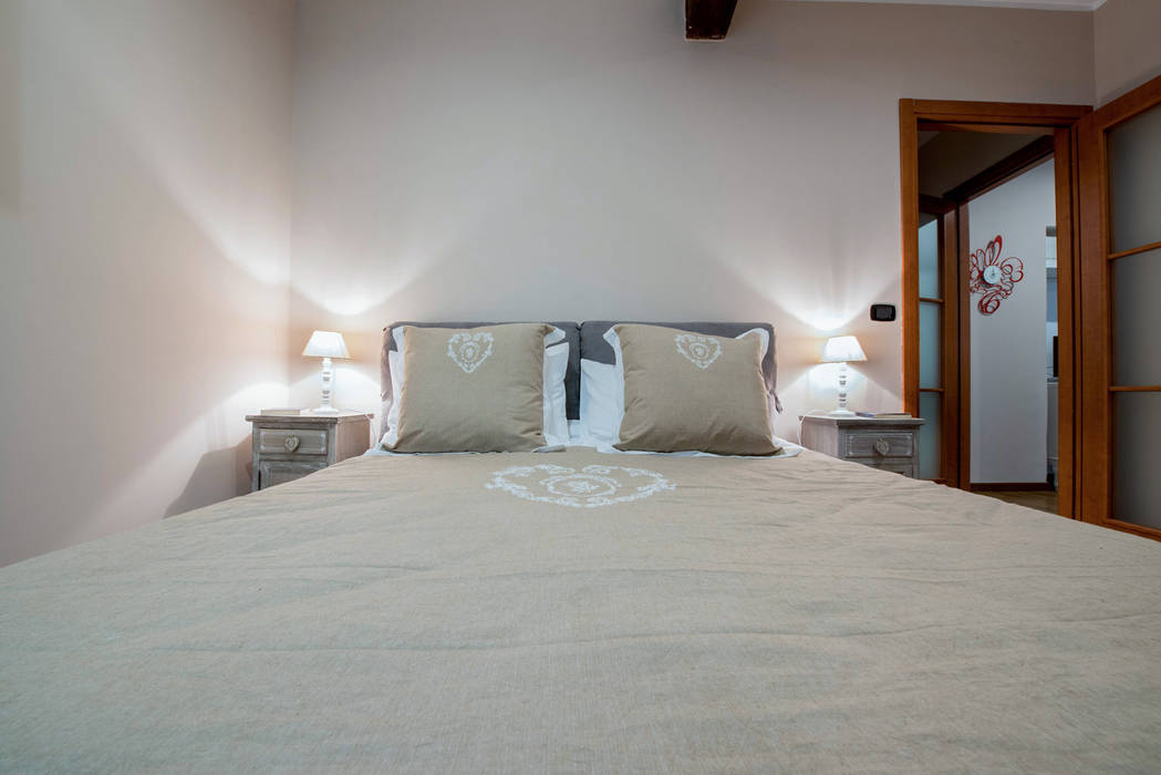 Appartamento via Barbaroux Torino, Angelo De Leo Photographer Angelo De Leo Photographer Classic style bedroom Flax/Linen Pink Beds & headboards