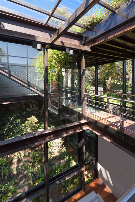 La Casa en el Bosque, grupoarquitectura grupoarquitectura Modern corridor, hallway & stairs