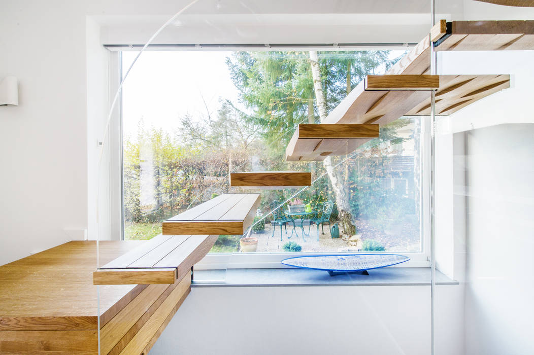 Holz und Glas in perfekter Umarmung - Schwebende Wellen, Siller Treppen/Stairs/Scale Siller Treppen/Stairs/Scale Couloir, entrée, escaliers modernes Bois Effet bois