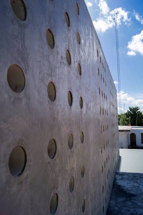 Detalle en fachada principal Fdz/Esquivel Arquitectura Paredes y pisos de estilo moderno