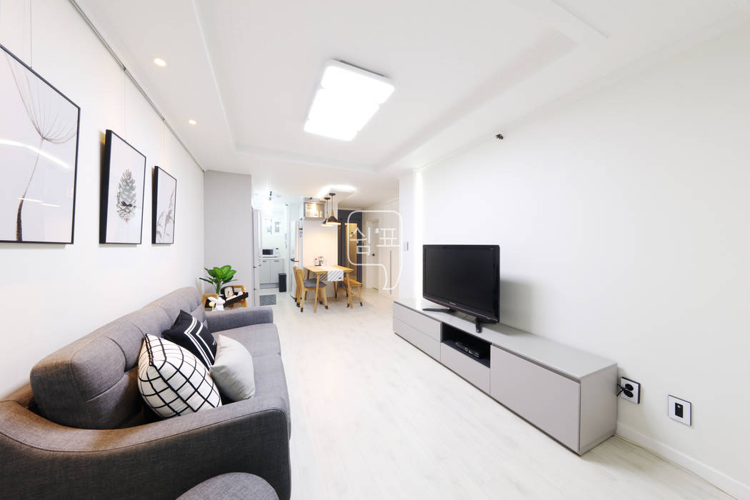특별한 헹거치프 역할을 해주는 아파트 인테리어 23평, 쉼표디자인SHUIMPYO DESIGN 쉼표디자인SHUIMPYO DESIGN Phòng khách phong cách tối giản