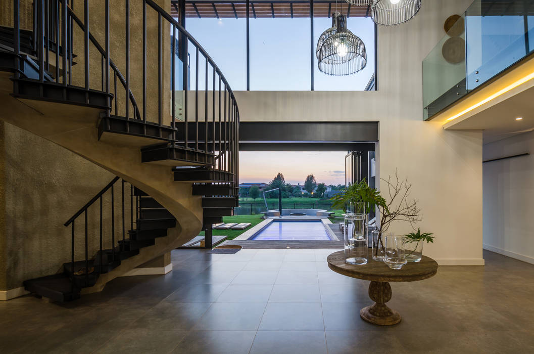 Modern Farmhouse - Silverlakes Nature Reserve Karel Keuler Architects Modern corridor, hallway & stairs