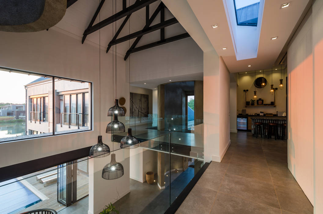 Modern Farmhouse - Silverlakes Nature Reserve Karel Keuler Architects Modern Corridor, Hallway and Staircase