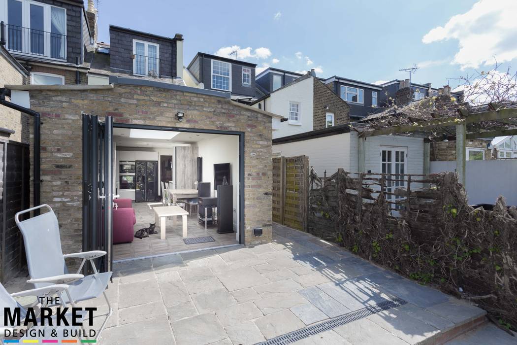 Gorgeous bi-fold doors opening onto patio/garden homify Modern Garden