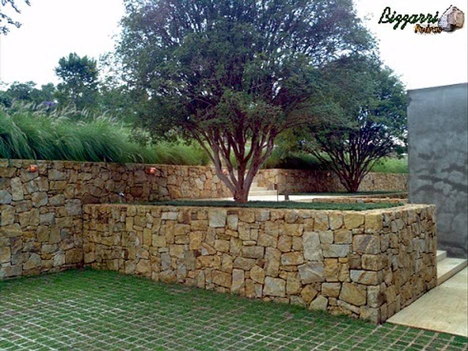 Muro com pedra Madeira Amarela, Bizzarri Pedras Bizzarri Pedras Rustic style garden Stone