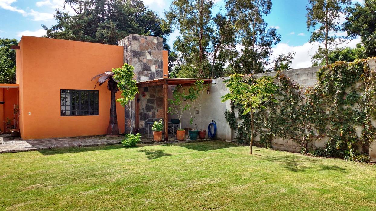 Casa de campo en Villas de Galindo, Alberto M. Saavedra Alberto M. Saavedra Eklektyczny ogród