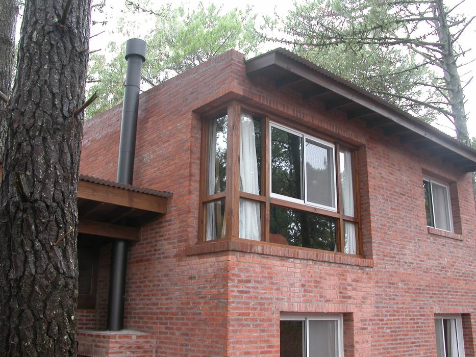 CASA EN EL BOSQUE, LLACAY arq LLACAY arq Rustic style windows & doors Bricks