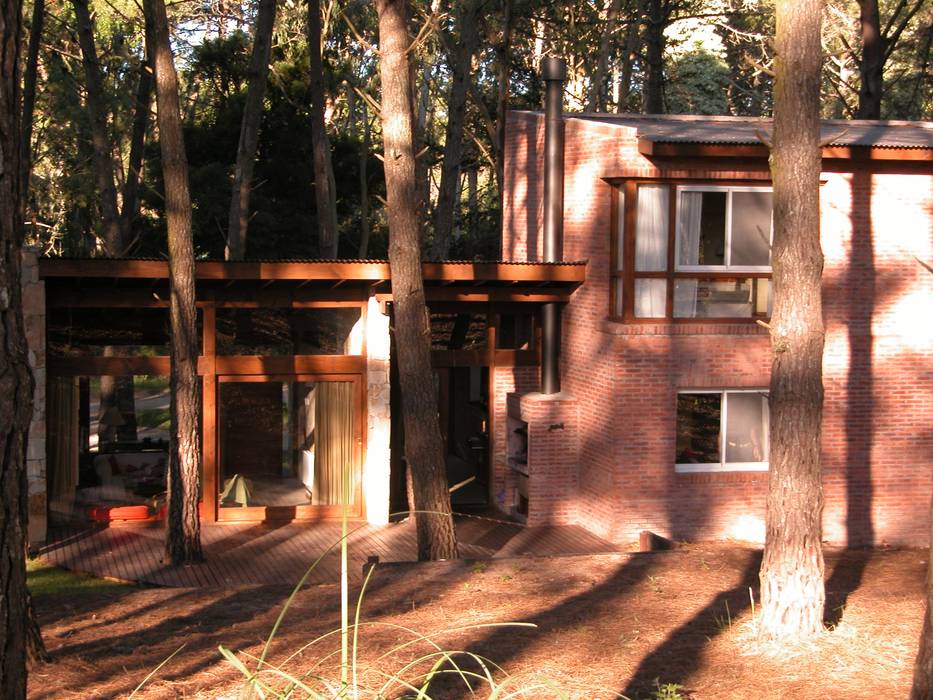 CASA EN EL BOSQUE, LLACAY arq LLACAY arq Rustic style house Bricks