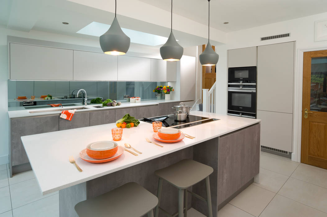 Urban Theme Concrete & Taupe Handleless Kitchen homify Modern kitchen Grey kitchen,handleless kitchen,quartz worktop,mirror splashback,grey pendant lights,tom dixon lights,grey stools,taupe kitchen,concrete kitchen