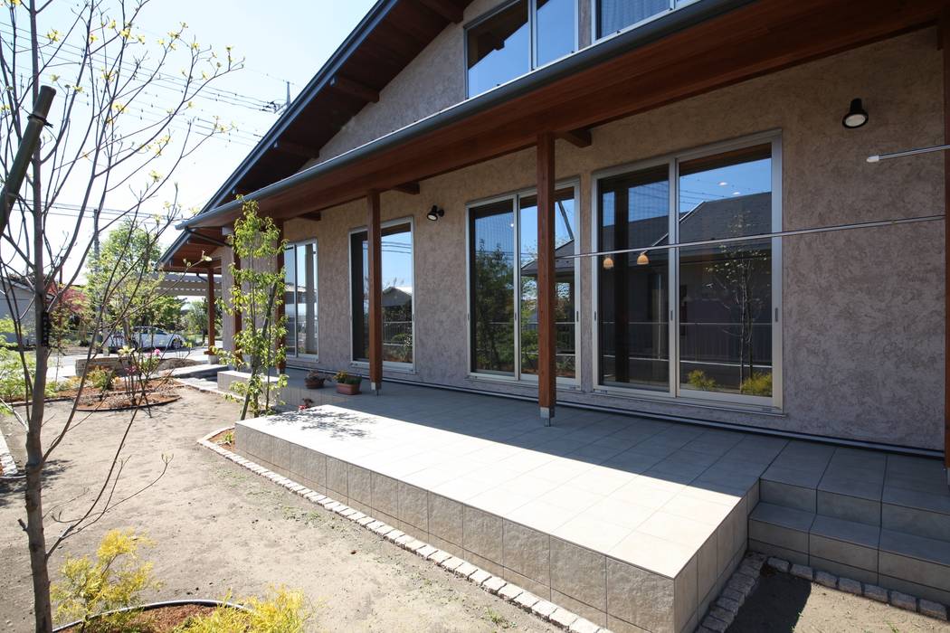 長屋根の家, 田村建築設計工房 田村建築設計工房 Casas de estilo asiático