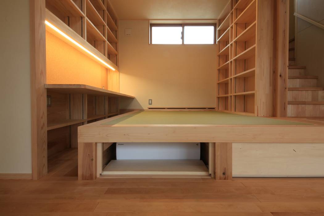 長屋根の家, 田村建築設計工房 田村建築設計工房 Salas multimedia de estilo asiático