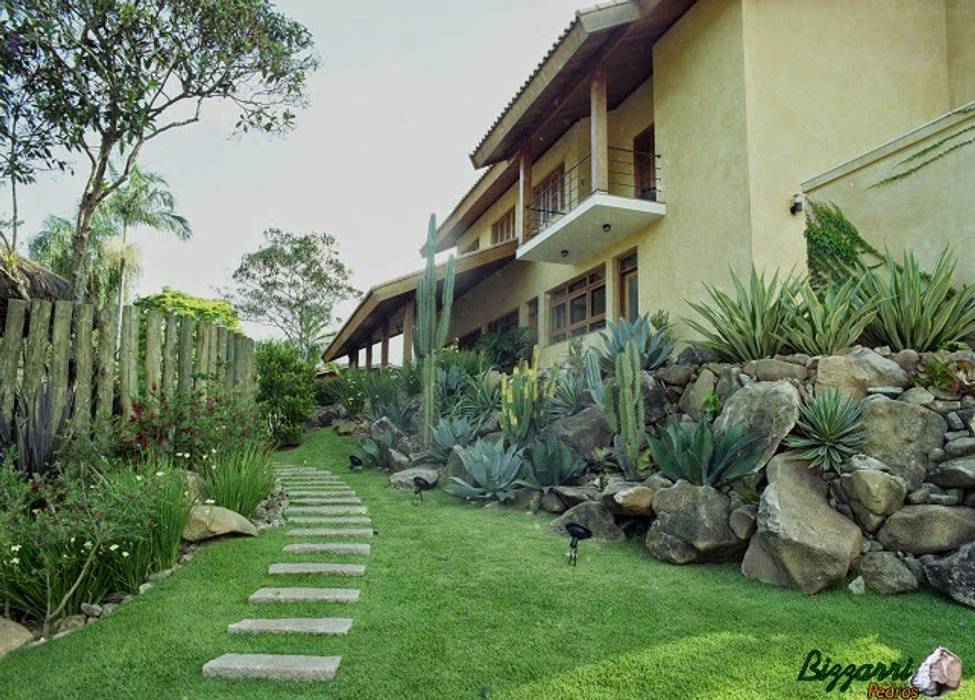 Caminho e paisagismo com pedras, Bizzarri Pedras Bizzarri Pedras Jardines rústicos Piedra